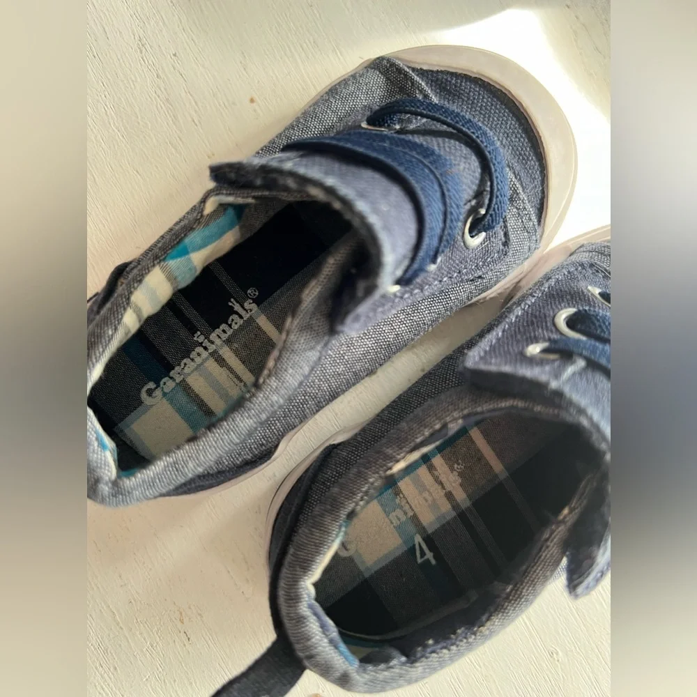 Bundle of two pairs of baby shoes